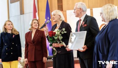 Siliņa pasniegusi bijušajam AT priekšsēdētājam Guļānam un "4. maija Deklarācijas klubam" Ministru kabineta Atzinības rakstus