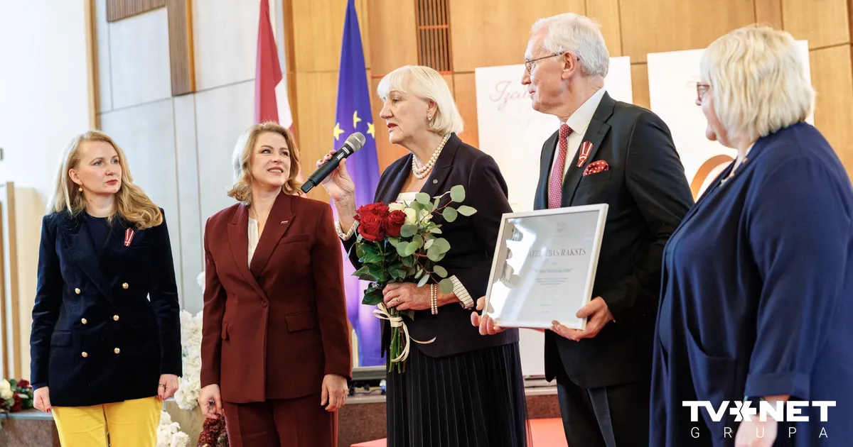 Siliņa pasniegusi bijušajam AT priekšsēdētājam Guļānam un "4. maija Deklarācijas klubam" Ministru kabineta Atzinības rakstus