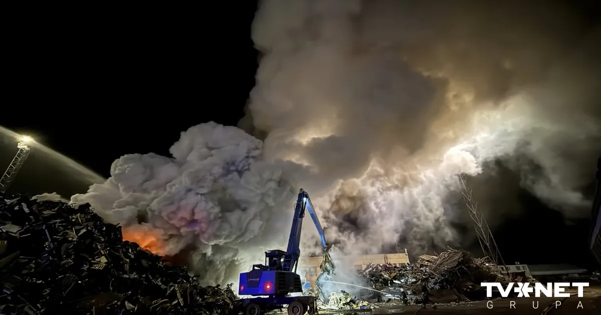 VIDEO ⟩ 1200 kvadrātmetru platībā Rīgā degusi metāla atkritumu kaudze - Apollo.lv