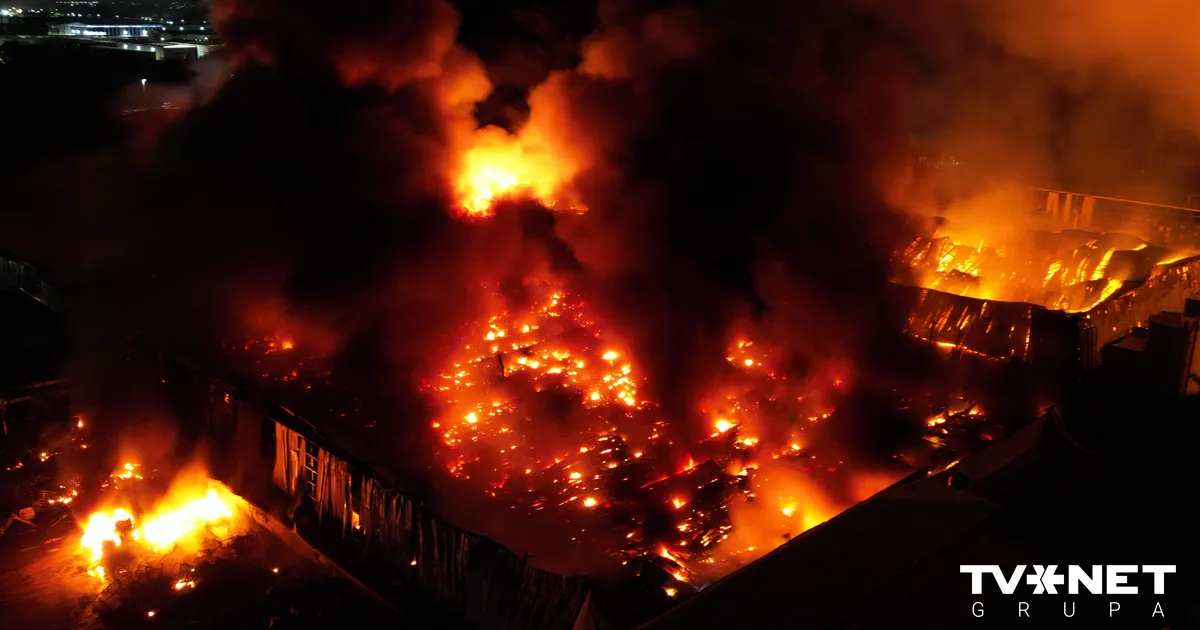 Sprādzieni un liesmas Buenosairesas pievārtē – rūpnīcu rajonā notiek cīņa ar milzu ugunsgrēku