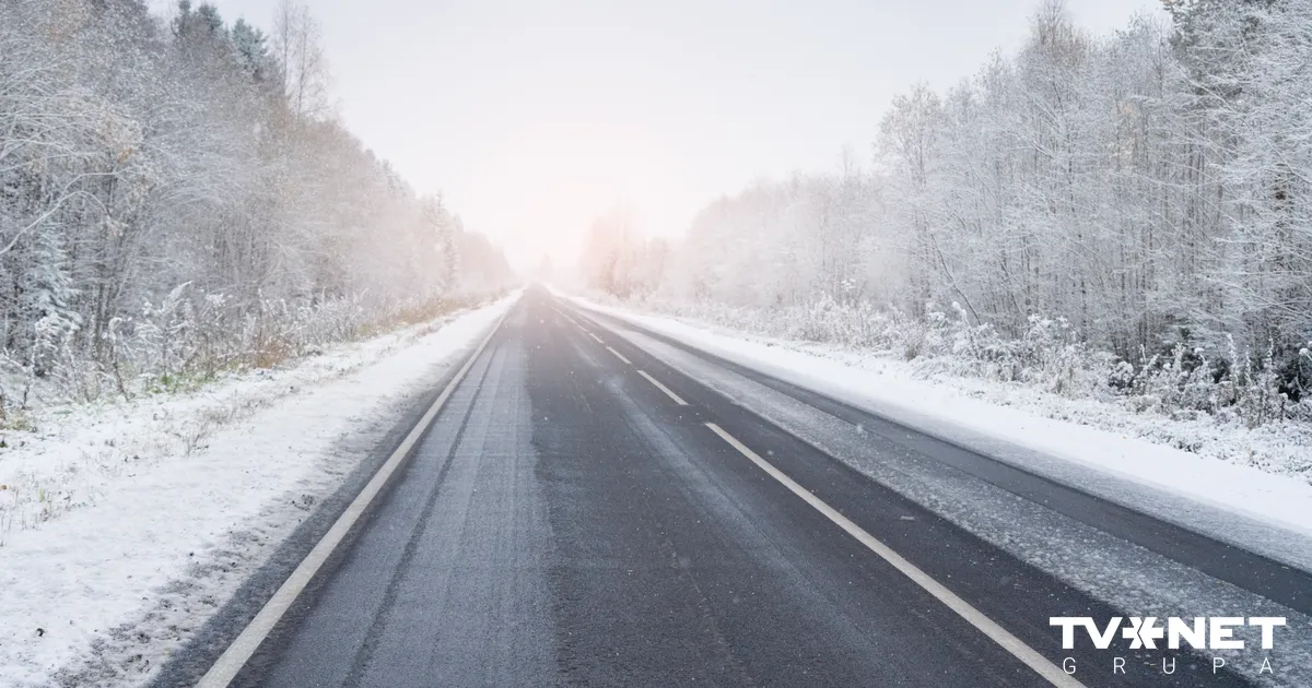 Daudzviet Latvijā autoceļi ir sniegoti un apledo - Apollo.lv