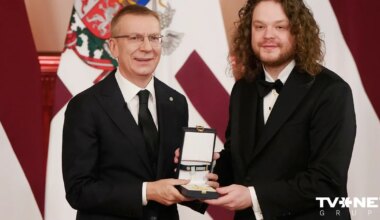 FOTO ⟩ Latvijas dzimšanas dienā 33 cilvēki saņēmuši valsts augstākos apbalvojumus