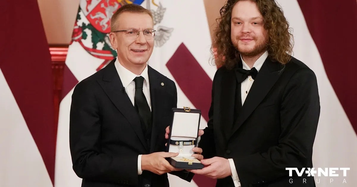 FOTO ⟩ Latvijas dzimšanas dienā 33 cilvēki saņēmuši valsts augstākos apbalvojumus