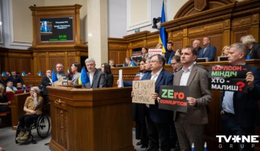 Deputāti nobloķē tribīni. Ukrainas parlamentā izjaukts balsojums par ministru demisiju