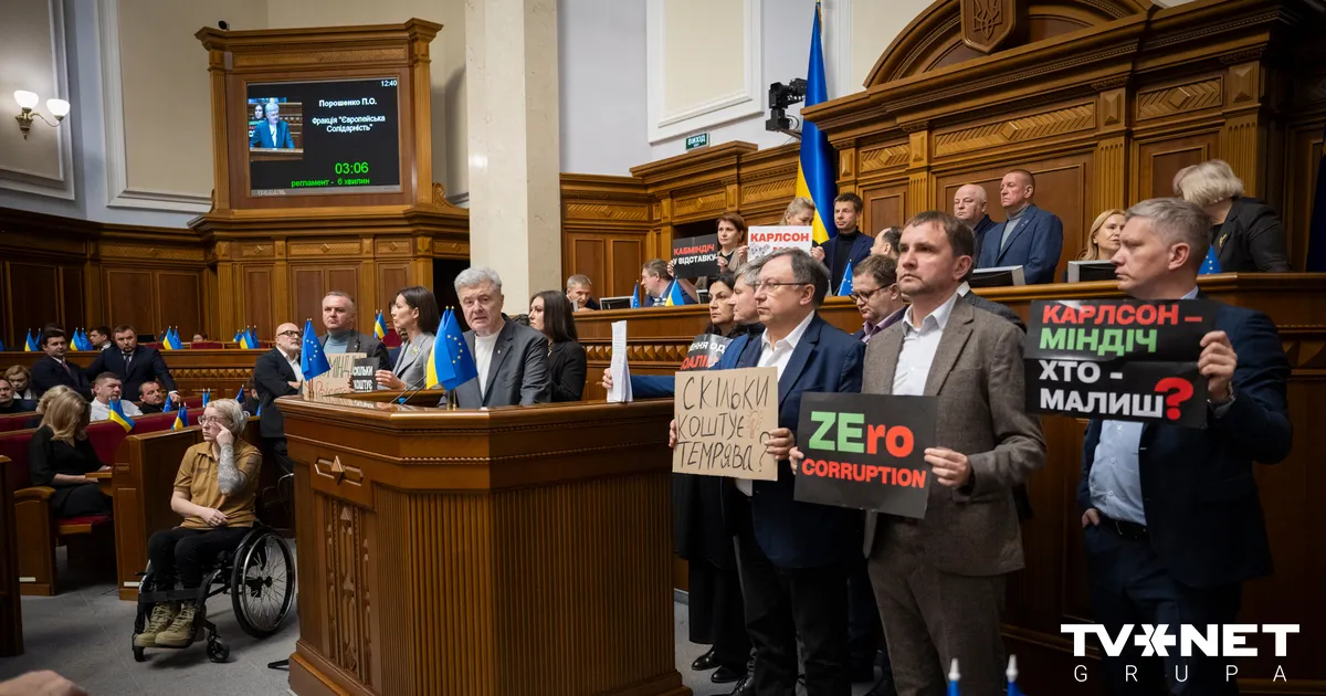 Deputāti nobloķē tribīni. Ukrainas parlamentā izjaukts balsojums par ministru demisiju