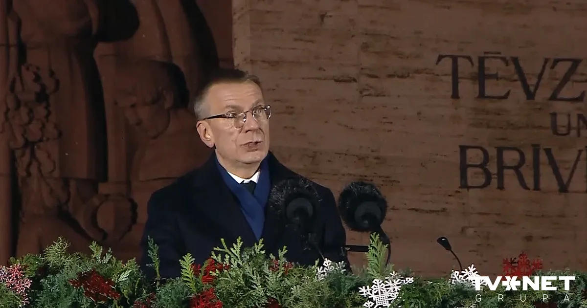 FOTO UN VIDEO ⟩ Prezidents uzrunā pie Brīvības pieminekļa aicina nespēlēties ar savu brīvību