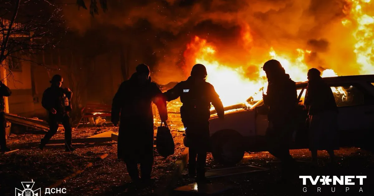 FOTO ⟩ Krievijas dronu un raķešu triecienā Ukrainai vairāki nogalinātie, cietuši desmitiem cilvēku