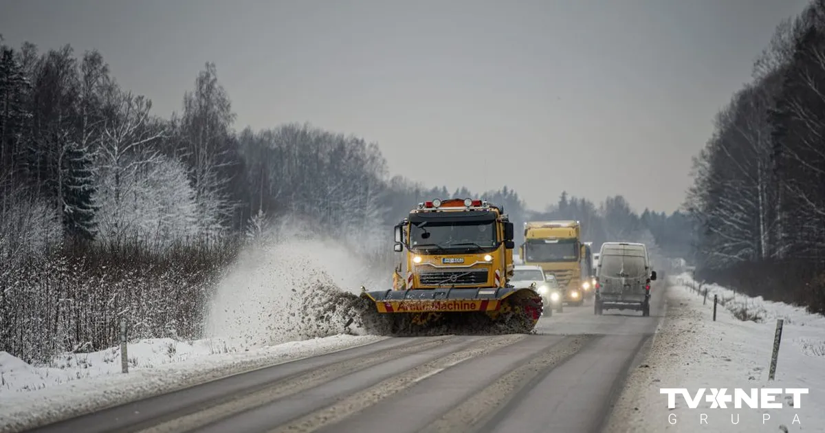 Autovadītāju ievērībai: trešdienas rītā vietām autoceļi sniegoti un apledo - TVNET