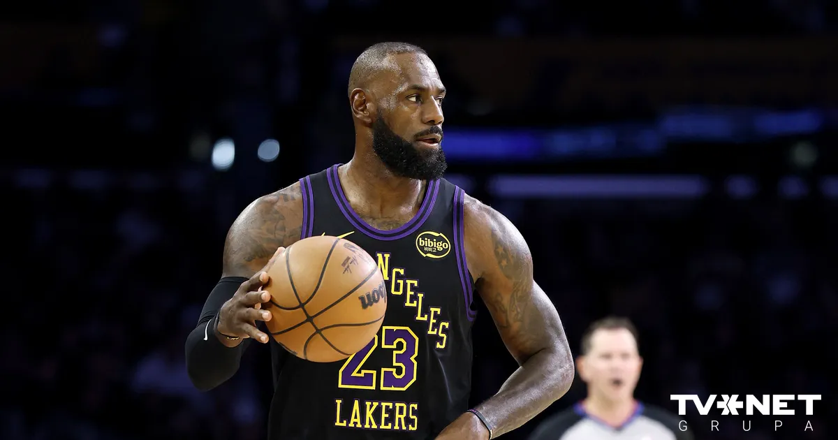 NBA rekorda sezonu Džeimss sāk ar "double double" un uzvaru