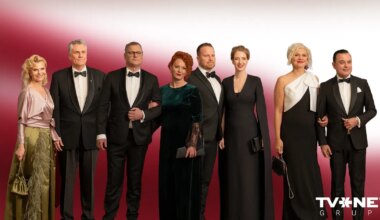 ETIĶETE ZEM LUPAS ⟩ Perfekta etiķete vai ignorance. Jau atkal vienādās kleitās!