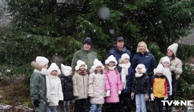 FOTO ⟩ Doma laukumu un Rātslaukumu rotās 35 gadus vecas Ziemassvētku egles