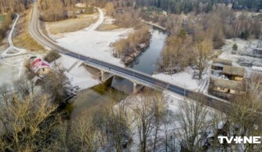 Sniegs un apledojums daudzviet Latvijā apgrūtina braukšanu