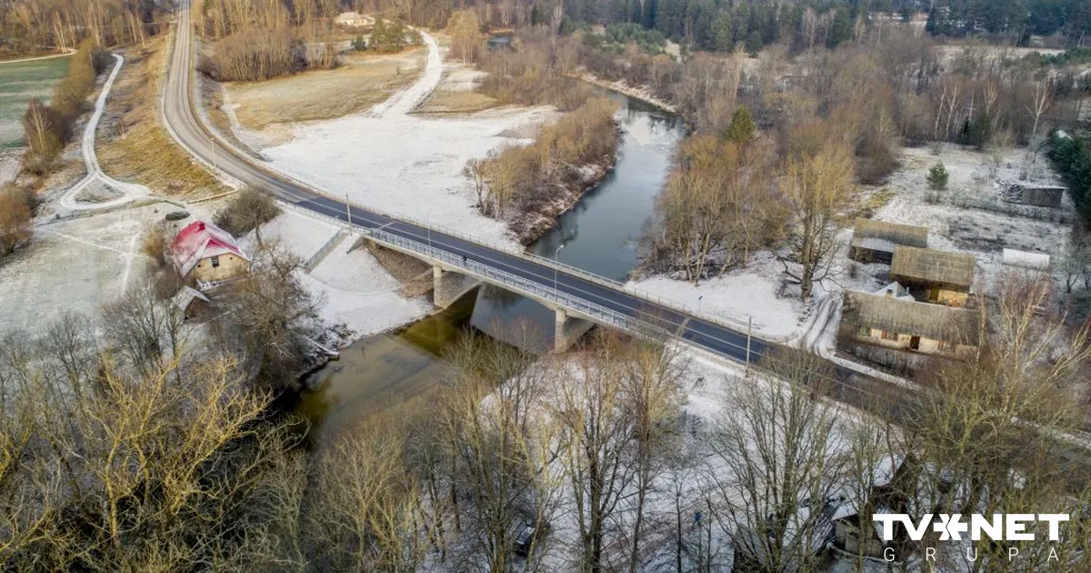 Sniegs un apledojums daudzviet Latvijā apgrūtina braukšanu