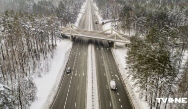 Sniega un apledojuma dēļ daudzviet Latvijā uz autoceļiem ir apgrūtināta braukšana