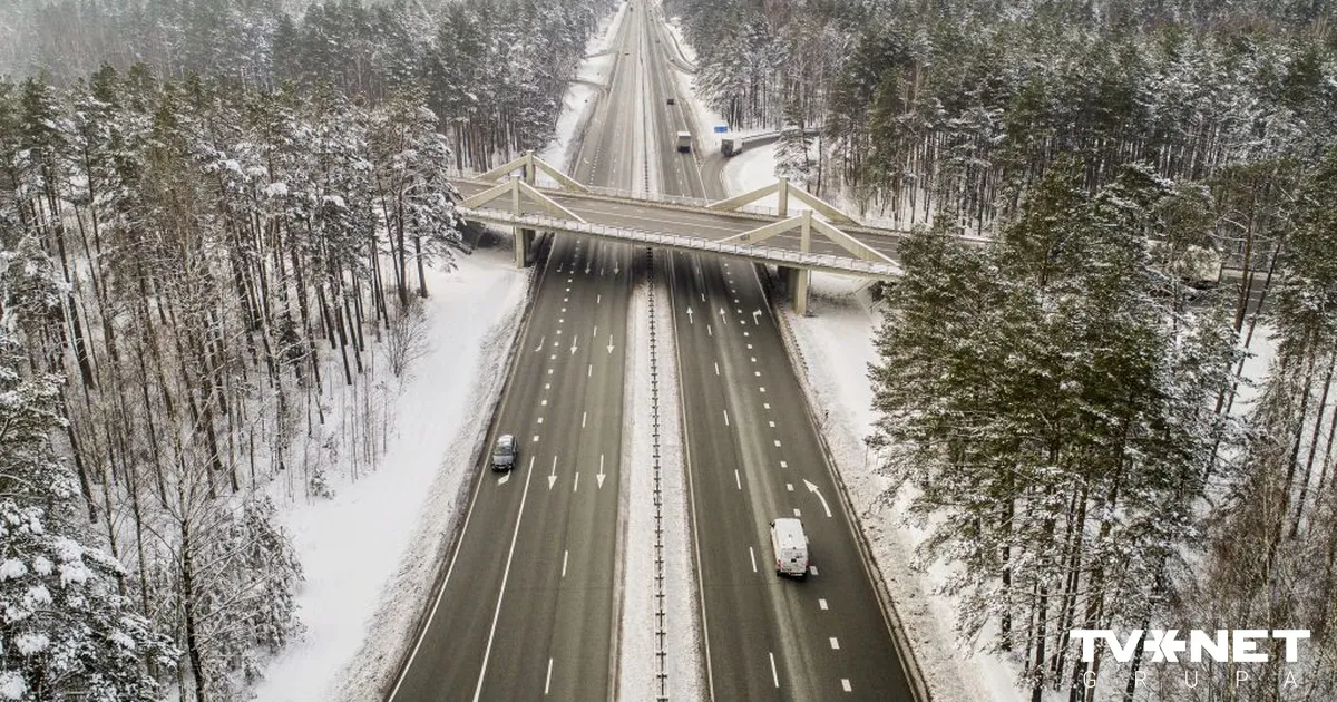 Sniega un apledojuma dēļ daudzviet Latvijā uz autoceļiem ir apgrūtināta braukšana