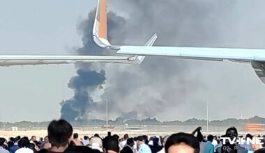 FOTO UN VIDEO ⟩ Dubaijas aviošovā parauglidojuma laikā avarējis Indijas iznīcinātājs