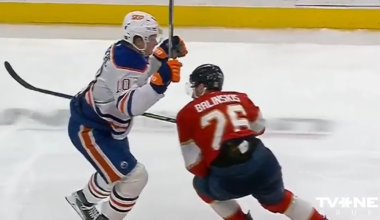 NOSKATIES ⟩ Balinskis izpilda iespaidīgu spēka paņēmienu NHL finālistu duelī