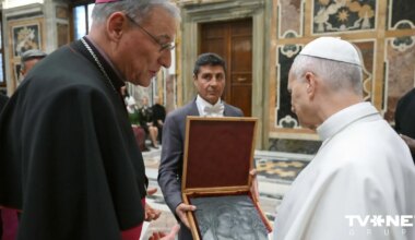 Siliņa pasniegusi pāvestam īpašu dāvanu no Latvijas