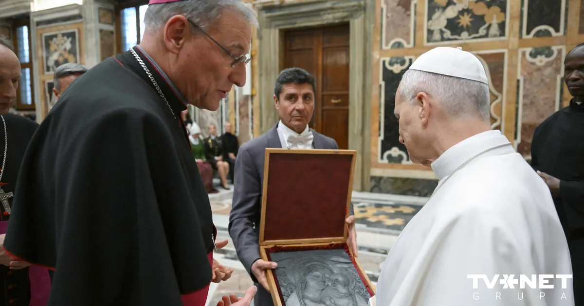 Siliņa pasniegusi pāvestam īpašu dāvanu no Latvijas