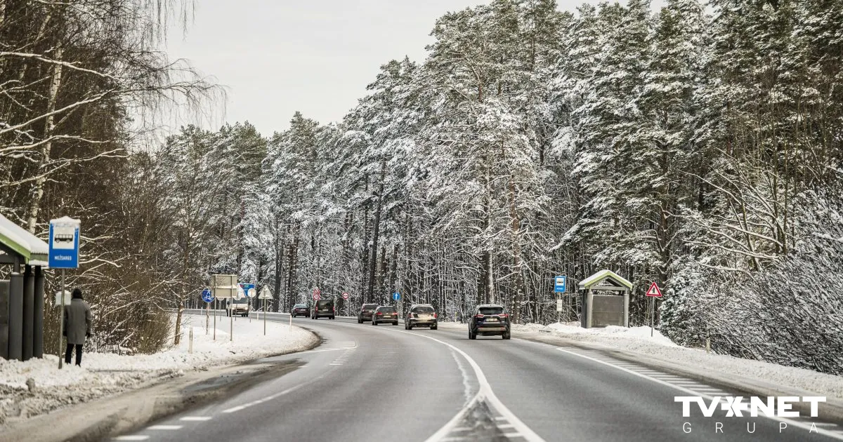 Šorīt daudzviet Latvijā autoceļi sniegoti un apledo