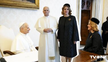 ETIĶETE ZEM LUPAS ⟩ Siliņas "Kenedijas" elegance, apciemojot pāvestu