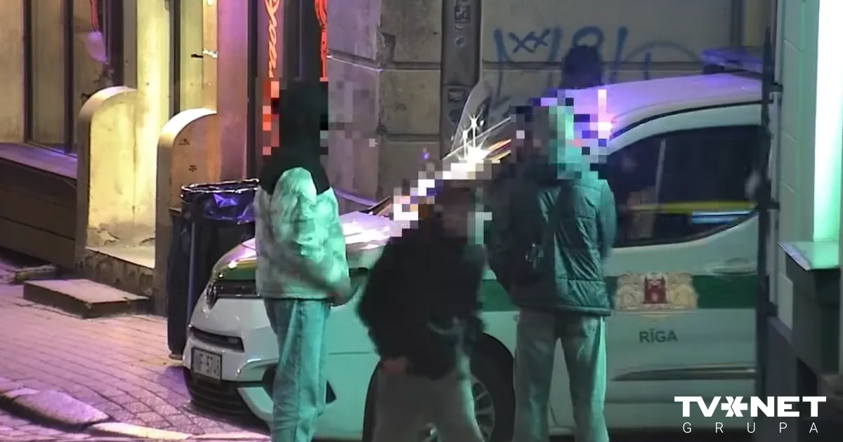 VIDEO ⟩ Vecrīgā jaunietis konflikta laikā izšāvis no ieroča