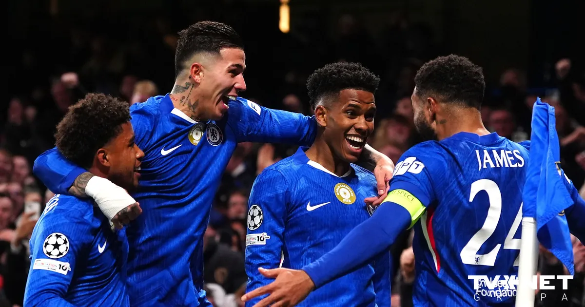 "Chelsea" pieveic "Barcelona"; "City" mājās zaudē "Bayer"