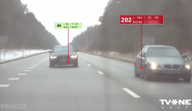 VIDEO ⟩ Policija Ropažu novadā aptur autovadītāju, kurš brauc ar ātrumu 205 km/h