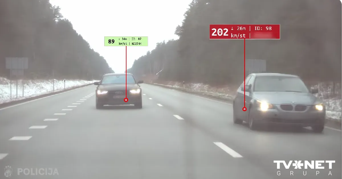 VIDEO ⟩ Policija Ropažu novadā aptur autovadītāju, kurš brauc ar ātrumu 205 km/h