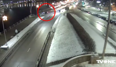 Publicēts video, kurā redzams, kā Rīgas centrā Daugavā iebraucis auto