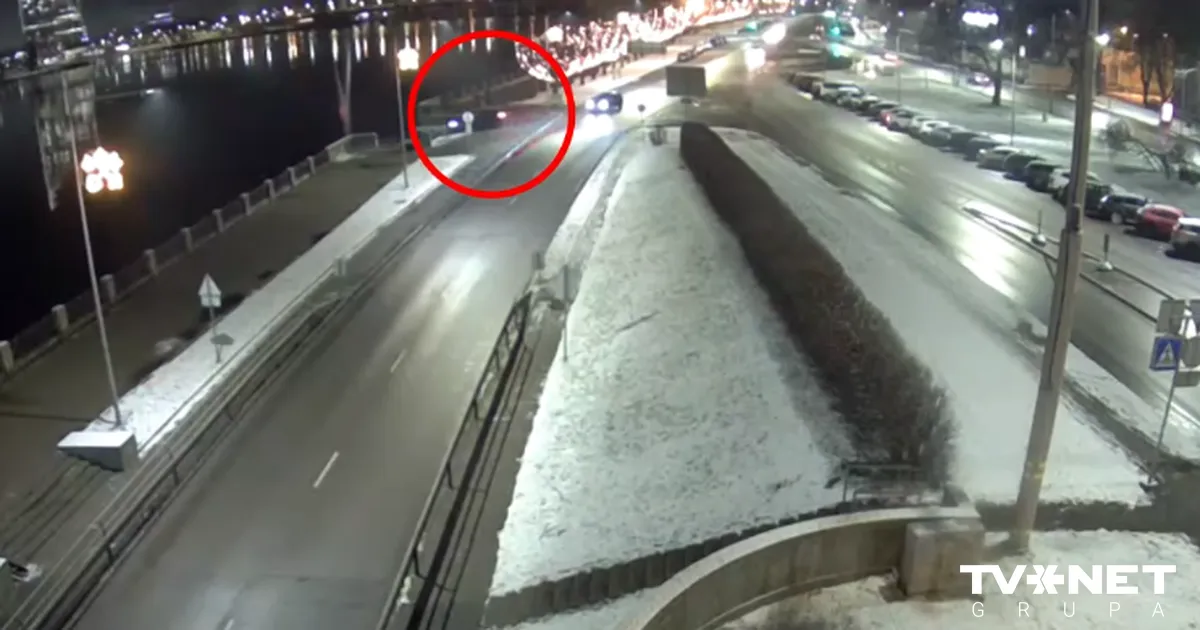 Publicēts video, kurā redzams, kā Rīgas centrā Daugavā iebraucis auto