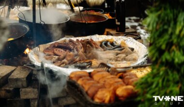 FOTO ⟩ Cik maksā desa ar kāpostiem un sildoši dzērieni Vecrīgas Ziemassvētku tirdziņā?