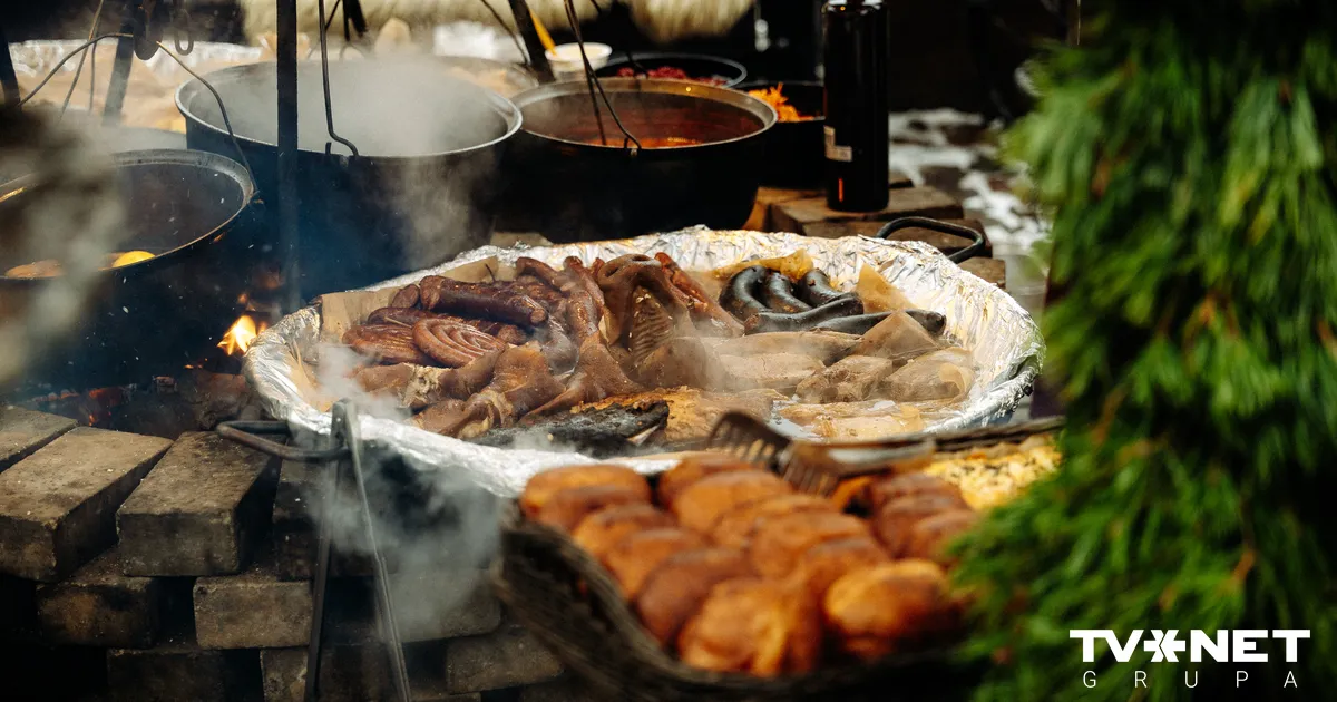 FOTO ⟩ Cik maksā desa ar kāpostiem un sildoši dzērieni Vecrīgas Ziemassvētku tirdziņā?