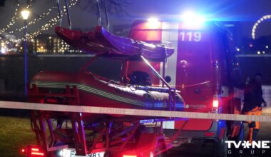 FOTO ⟩ VUGD slikto laikapstākļu dēļ pārtrauc Daugavā iebraukušās automašīnas izcelšanas darbus