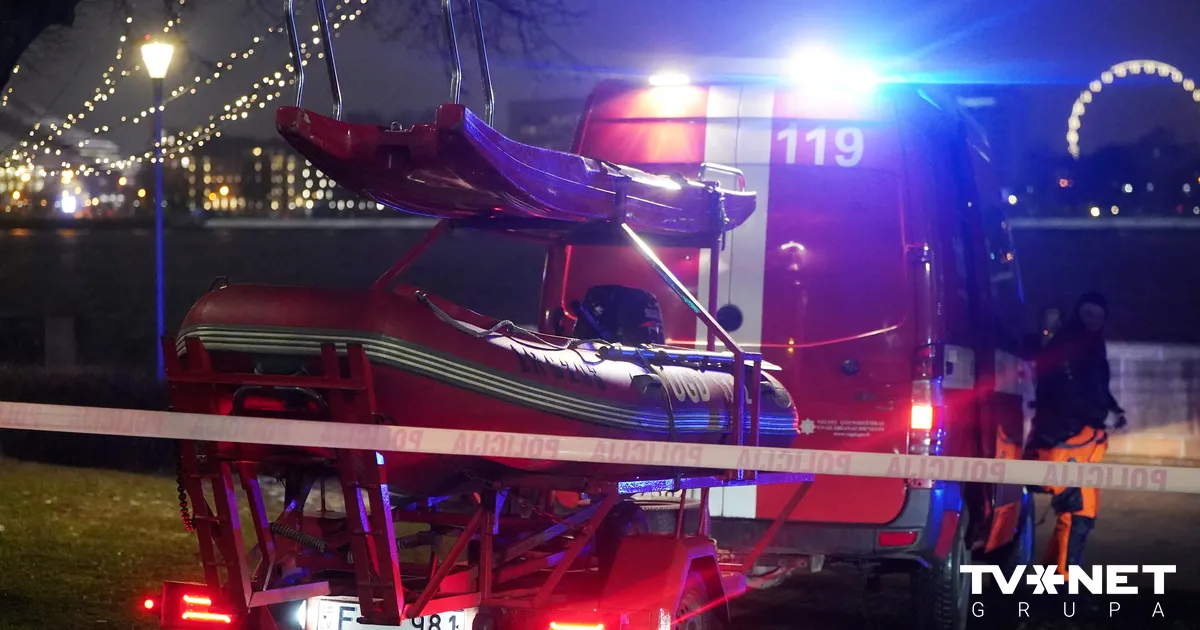 FOTO ⟩ VUGD slikto laikapstākļu dēļ pārtrauc Daugavā iebraukušās automašīnas izcelšanas darbus