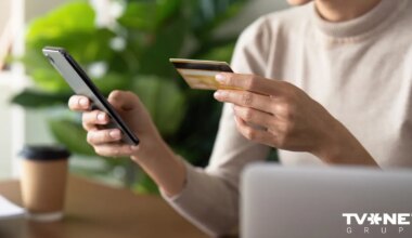 Sieviete pēc vīra nāves turpina izmantot viņa internetbanku. Tiesā atkārtoti izskata lietu - Apollo.lv