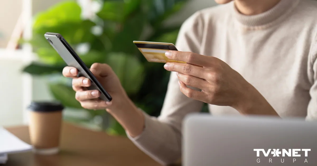 Sieviete pēc vīra nāves turpina izmantot viņa internetbanku. Tiesā atkārtoti izskata lietu - Apollo.lv