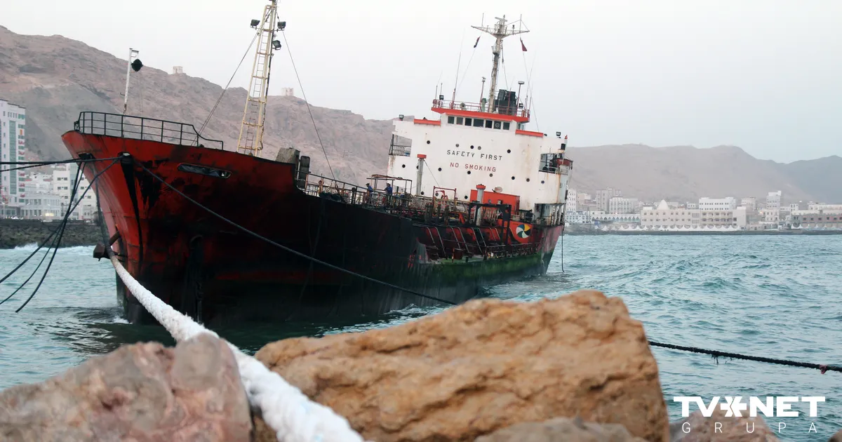 Pie Turcijas krastiem uz mīnas uzskrējis Krievijas “ēnu flotes” tankkuģis