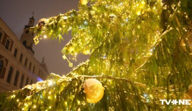 Aptuveni 300 cilvēku pulcējušies Rīgas Rātslaukumā uz lielās svētku egles iedegšanu