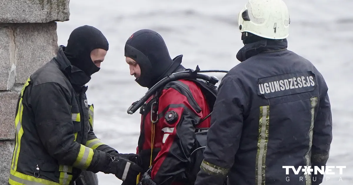 Svētdien VUGD pārtraucis Daugavā iebraukušās automašīnas izcelšanas darbus