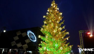 FOTO ⟩ Aptuveni 300 cilvēku pulcējušies Rīgas Rātslaukumā uz lielās svētku egles iedegšanu