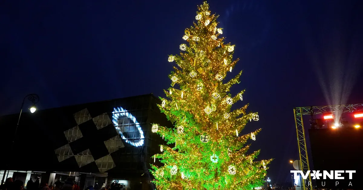 FOTO ⟩ Aptuveni 300 cilvēku pulcējušies Rīgas Rātslaukumā uz lielās svētku egles iedegšanu