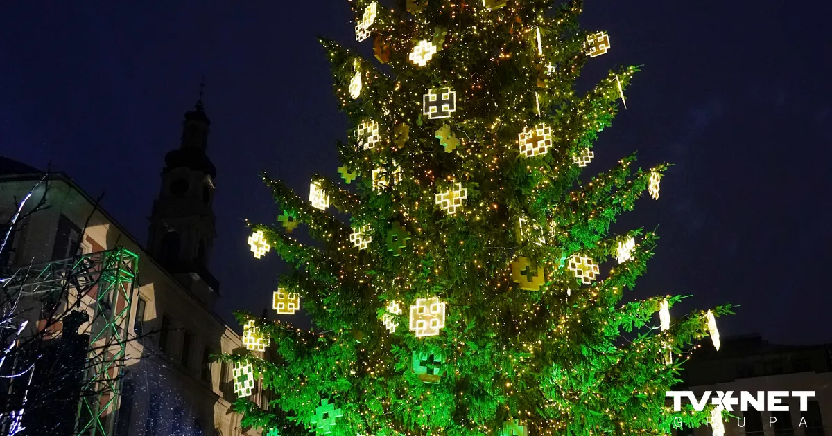 FOTO ⟩ Uz galvenās Ziemassvētku egles iedegšanu Rīgā pulcējas aptuveni 300 cilvēku