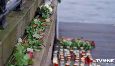 FOTO ⟩ VUGD pārtraucis mēģinājumus izcelt Daugavā iebraukušo automašīnu