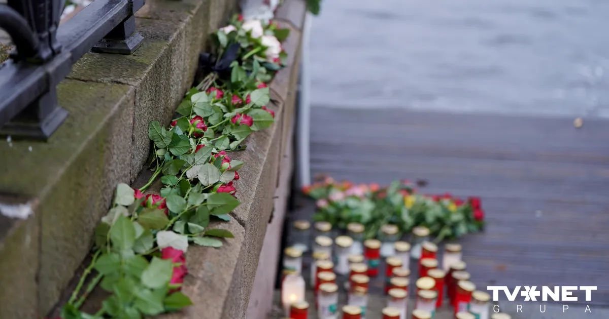 FOTO ⟩ VUGD pārtraucis mēģinājumus izcelt Daugavā iebraukušo automašīnu