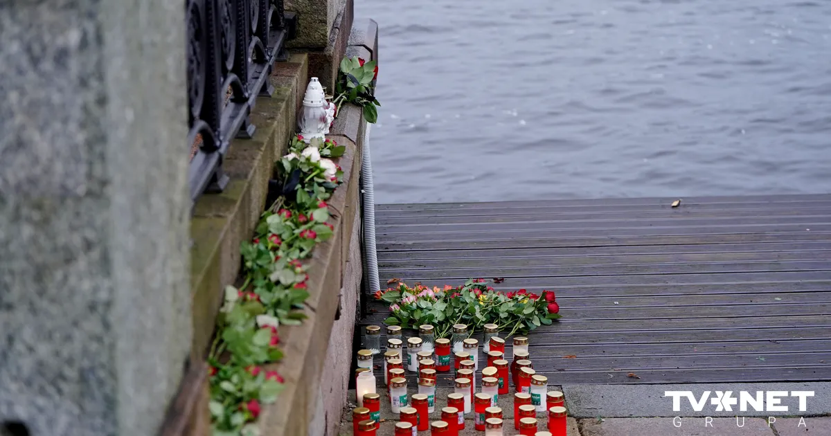 FOTO ⟩ Svētdien VUGD pārtraucis Daugavā iebraukušās automašīnas izcelšanas darbus
