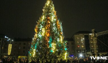 Jelgavā iedegta lielā pilsētas egle