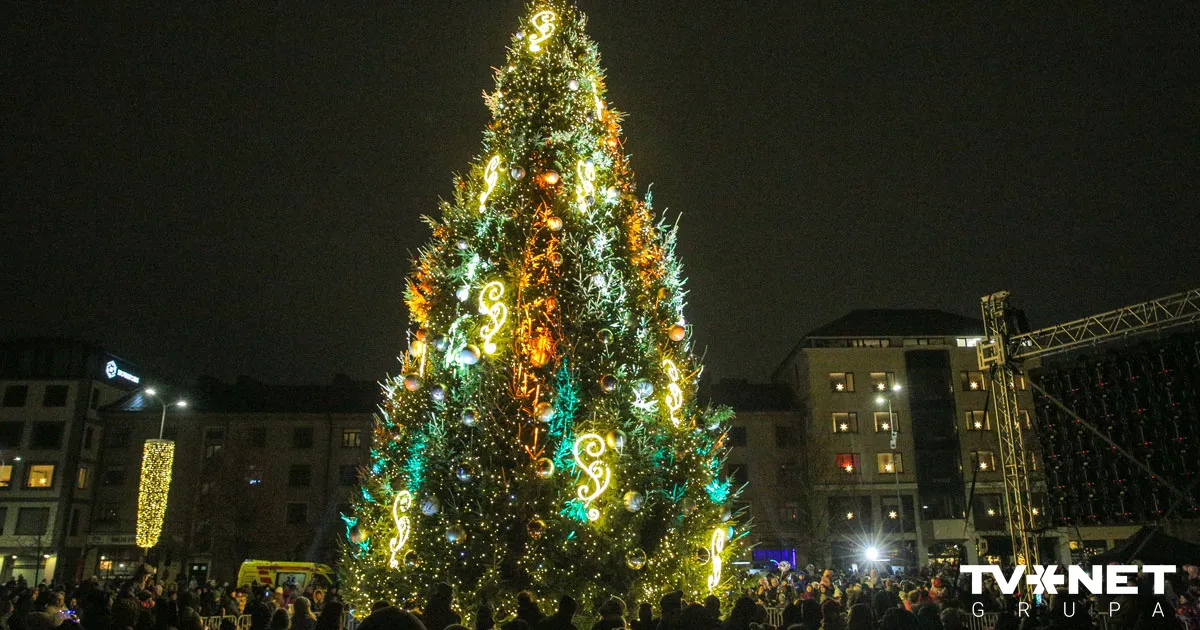 Jelgavā iedegta lielā pilsētas egle