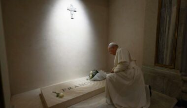 Leons XIV pagodina sava priekšgājēja piemiņu pie viņa kapa