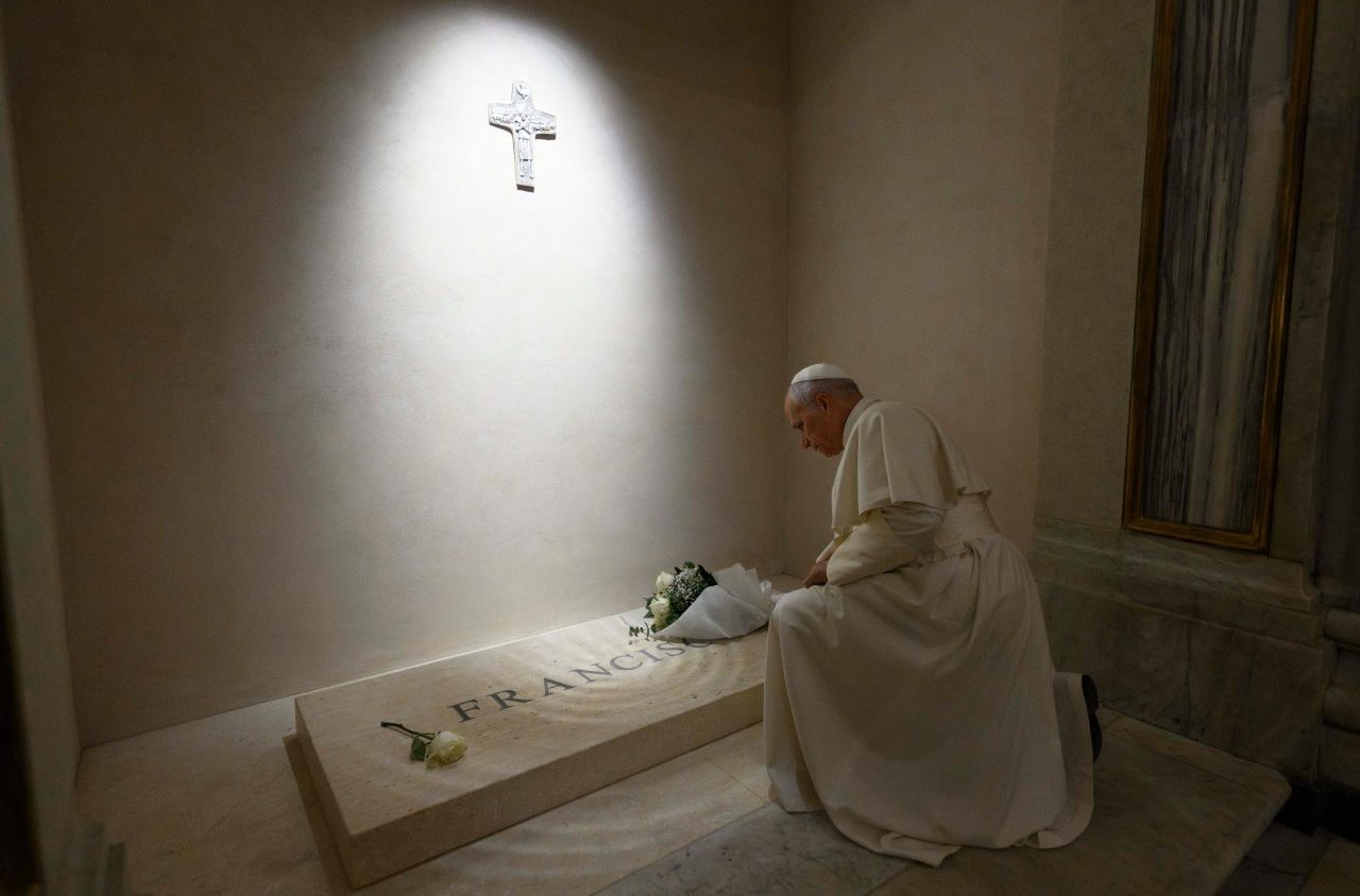 Leons XIV pagodina sava priekšgājēja piemiņu pie viņa kapa